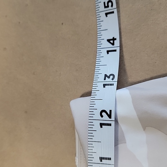 Athleta Size XS Cream/Ivory/Beige Camo Leggings, Zipper Pockets, EUC - Picture 9 of 16